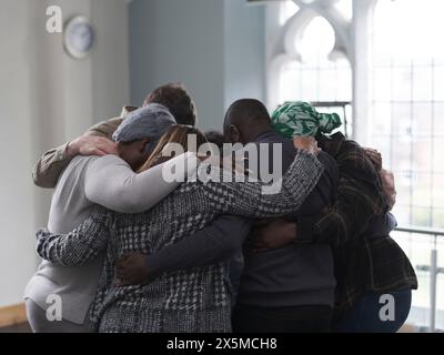 Leute, die sich in der Gruppentherapie umarmen Stockfoto