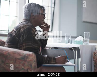 Therapeut hört dem Patienten in der Therapiesitzung zu Stockfoto