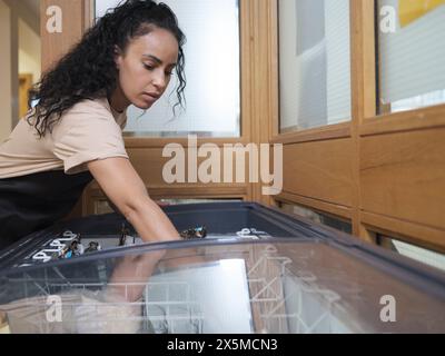 Ehrenamtliche Helferin im Food Community Center Stockfoto