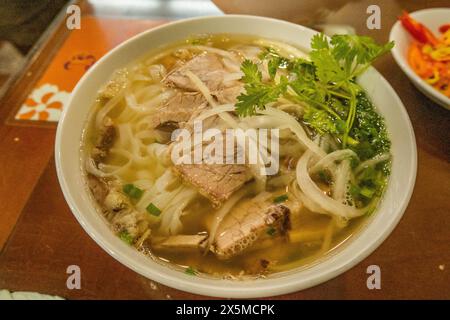 Frische Schüssel Rindfleisch Pho im berühmten Restaurant Pho 10 Ly Quoc Su in Hanoi, Vietnam Stockfoto