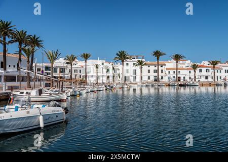 Herrlicher Blick auf das wunderschöne Küstendorf Fornells auf Menorca, Spanien Stockfoto