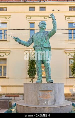 Krusevac, Serbien - 12. Oktober 2023: Bronzestatue von Stanislav Binicki berühmtem Komponisten und Orchesterdirigent auf dem Stadtplatz. Stockfoto