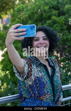 Lächelnde Frau unter selfie in Park Stockfoto