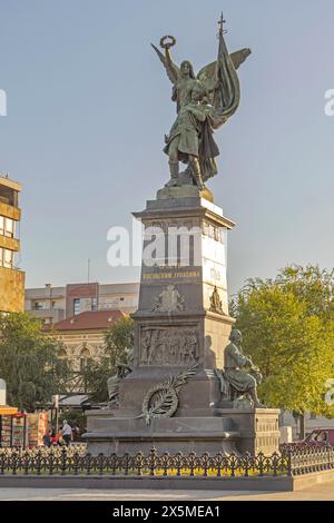 Krusevac, Serbien - 12. Oktober 2023: Denkmal für Kosovo Helden Stadtsymbol am Hauptplatz des Zentrums Herbsttag. Stockfoto