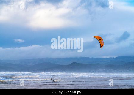 USA, Kalifornien, Morro Bay. Kitesurfer am Morro Strand State Beach. (Nur Für Redaktionelle Zwecke) Stockfoto