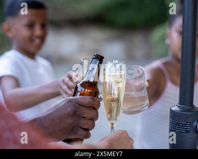 Familie mit Kindern (8-9, 10-11), die Toast hegen Stockfoto