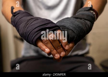 Junge Frau mit gewickelten Händen vor dem Boxkampf, Nahaufnahme Stockfoto