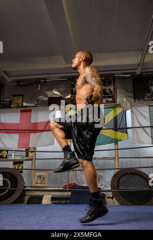 Reifer Mann, der im Boxring trainiert Stockfoto