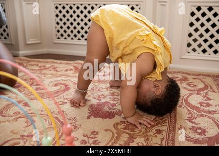 Baby Mädchen (12-17 Monate), das zu Hause spielt Stockfoto