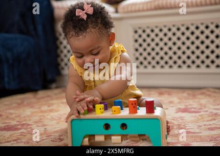 Baby Mädchen (12-17 Monate), das zu Hause spielt Stockfoto