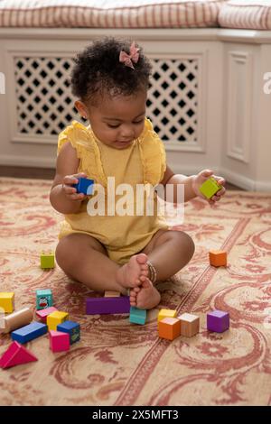 Baby Mädchen (12-17 Monate), das zu Hause spielt Stockfoto