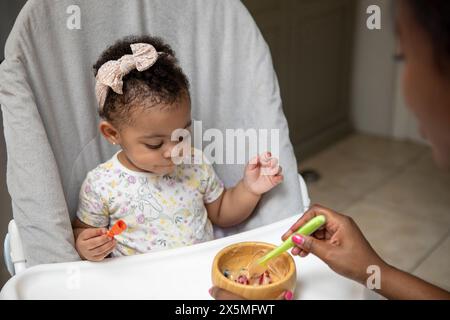 Mutter, die ihr Kind stillt, Tochter (12-17 Monate) Stockfoto