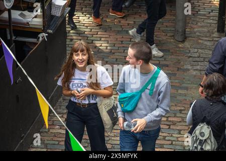 London, Großbritannien - 18. Mai 2023 - Junges Paar hat Spaß am Camden Market Stockfoto