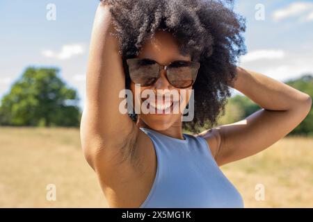 Porträt einer jungen Frau, die in ländlicher Umgebung posiert Stockfoto