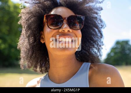 Porträt einer jungen Frau, die in ländlicher Umgebung posiert Stockfoto