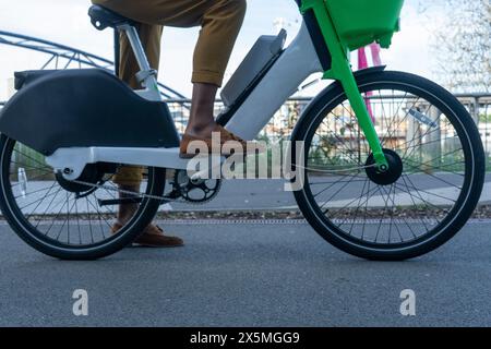 Mann fährt Leihfahrrad Stockfoto