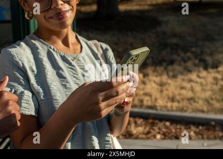 Nahaufnahme von Frau mit Smartphone Stockfoto