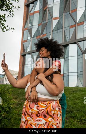 Zwei junge Frauen machen Selfie in der Stadt Stockfoto