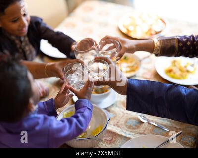 Familie, die Toast beim Diwali-Abendessen holt Stockfoto