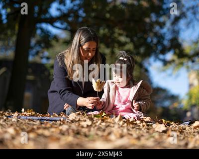 Mutter und Tochter mit Down-Syndrom spielen im Park Stockfoto