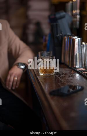 Mann mit Drink in der Bar Stockfoto
