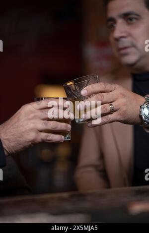 Männer, die Toast mit Getränken aufbringen Stockfoto