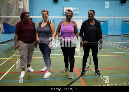 Porträt Badminton spielender Frauen Stockfoto