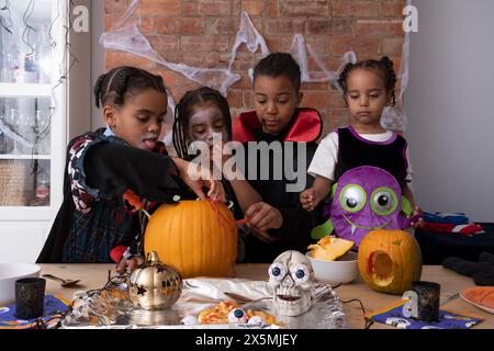 Kinder in Halloween-Kostümen machen Jack? OLantern Stockfoto