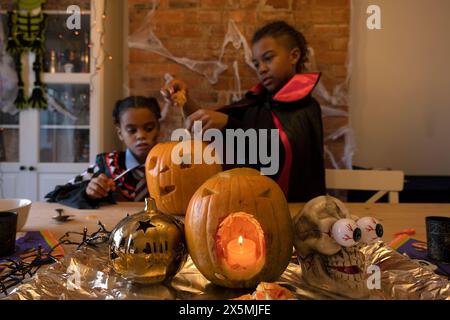 Kinder in Halloween-Kostümen machen Jack? OLantern Stockfoto