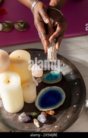Nahaufnahme einer Frau, die Salbeiweihrauch im Yoga-Studio hält Stockfoto