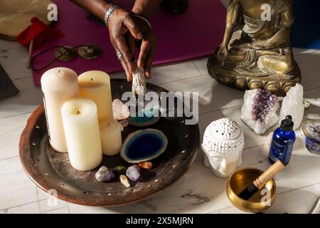 Nahaufnahme einer Frau, die Salbeiweihrauch im Yoga-Studio hält Stockfoto