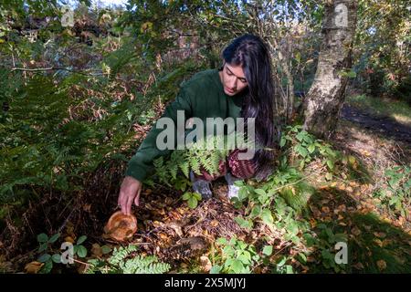 Frau Pilze im Wald Stockfoto