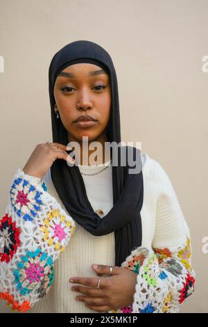 Porträt einer Frau mit Hijab? Im Freien Stockfoto