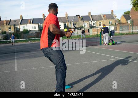 Die Leute spielen Tennis auf dem Platz in der Nachbarschaft Stockfoto
