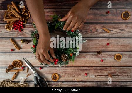 Florist bereitet Weihnachtskranz vor Stockfoto