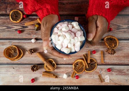 Eine Frau, die einen Becher mit Marshmallows hält Stockfoto