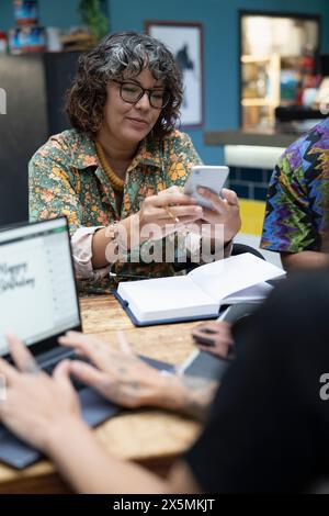 Kreative Profis arbeiten in der Cafeteria zusammen Stockfoto