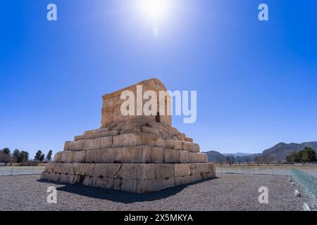 Das majestätische Grab von Cyrus dem Großen steht auf dem kargen Gelände. Zeugen der persischen Geschichte, Pasargadae, Yazd, Iran. Stockfoto