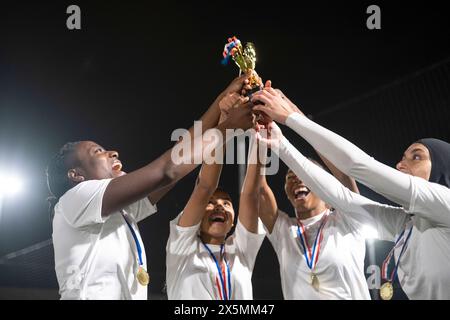 Ein Team von Fußballspielerinnen feiert den Sieg Stockfoto