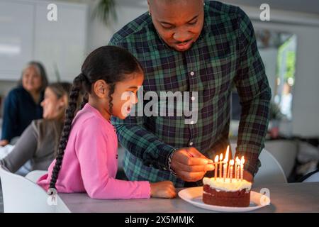 Vater und Tochter bereiten Geburtstagskuchen vor Stockfoto