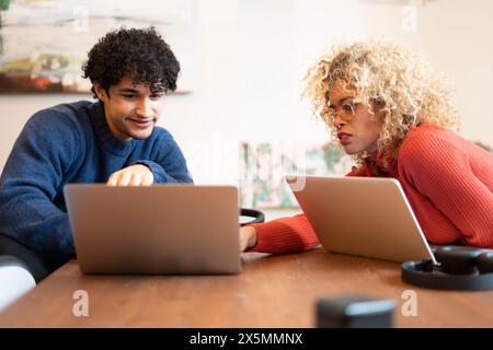 Kreative Profis, die im Büro an Notebooks arbeiten Stockfoto