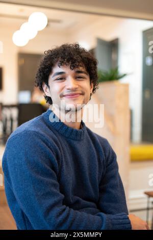 Porträt von lächelnden Geschäftsmann im Büro Stockfoto