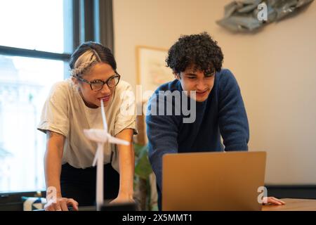 Ingenieure, die im Büro ein Notebook verwenden Stockfoto