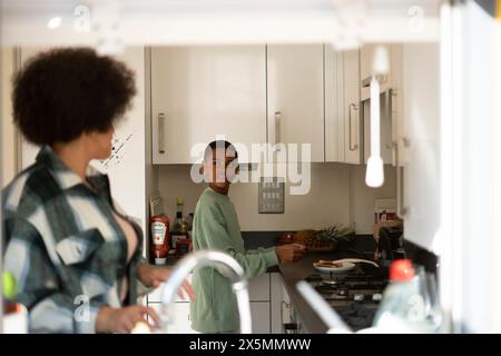 Mutter und Sohn waschen Geschirr und kochen in der Küche Stockfoto