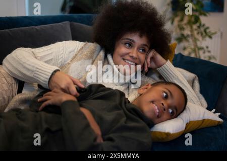Mutter und Sohn auf dem Sofa liegend Stockfoto