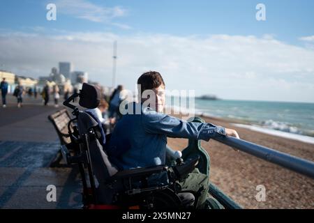 Porträt eines behinderten Teenagerjungen am Meer Stockfoto