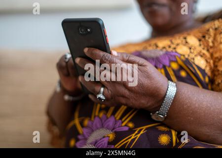 Nahaufnahme von Frauen, die ihr Smartphone halten Stockfoto
