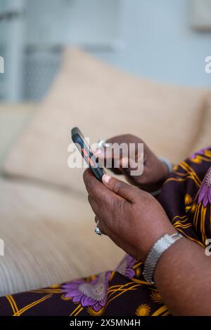 Nahaufnahme von Frauen, die ihr Smartphone halten Stockfoto