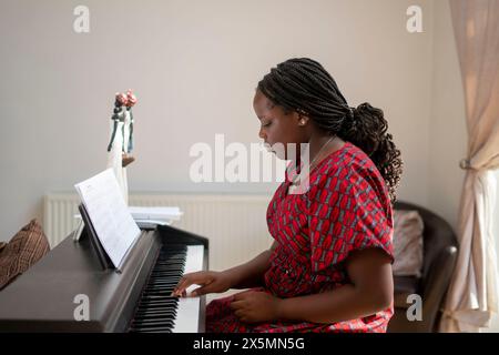 Teenager-Mädchen zu Hause Klavier spielen Stockfoto