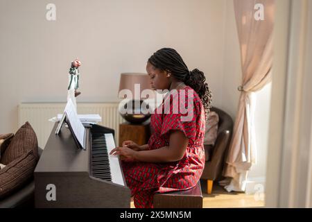 Teenager-Mädchen zu Hause Klavier spielen Stockfoto